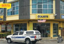 2 Lelaki Bertopi Samun Kedai Menjual Barangan Elektrik